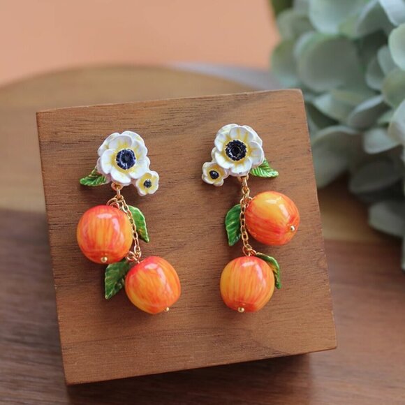 Les NEREIDES LITTLE GARDEN WHITE POPPY FLOWER AND CRUNCHY APPLE DANGLING EARRING - Picture 1 of 6